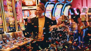 Kartu fitur slot777jp bernuansa neon gelap